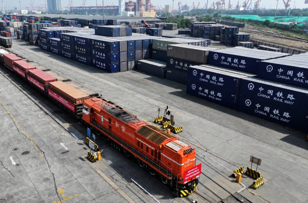 قطار باری و کانتینرهای China Railway در ترمینال ریلی چین؛ نمونه‌ای از حمل ریلی چین به ایران برای مدیریت ریسک واردات و حمل‌ونقل بین‌المللی کالا